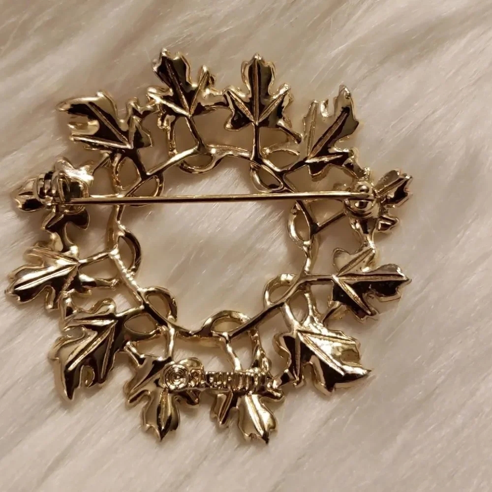Vintage Sarah Coventry two tone leaf brooch